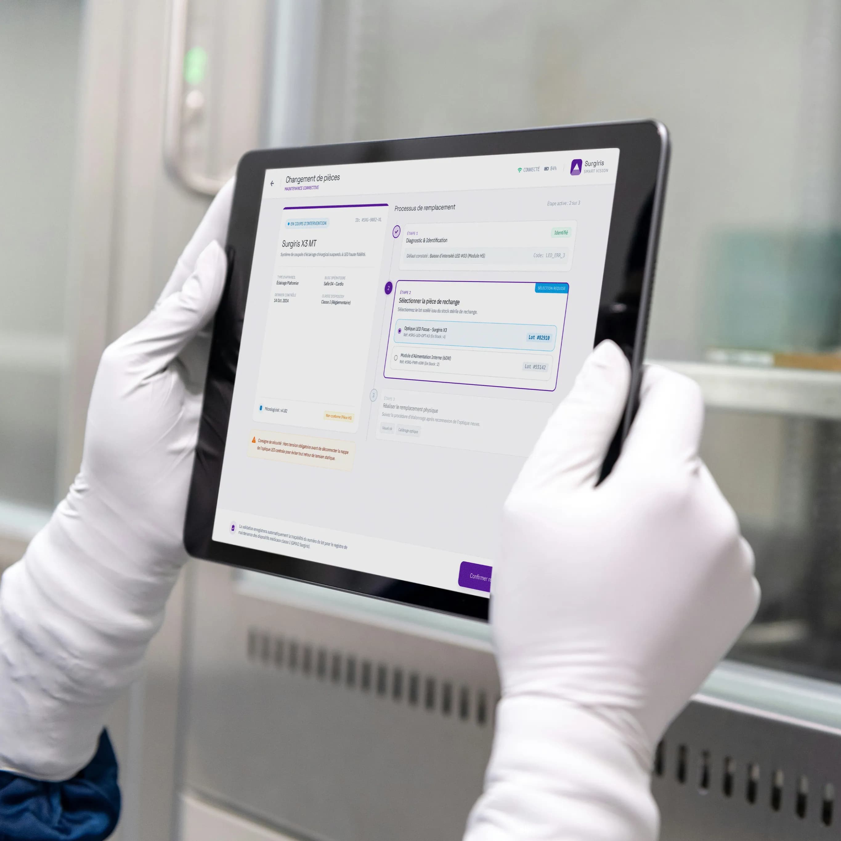 Technicien utilisant l'application GMAO Surgiris en bloc opératoire