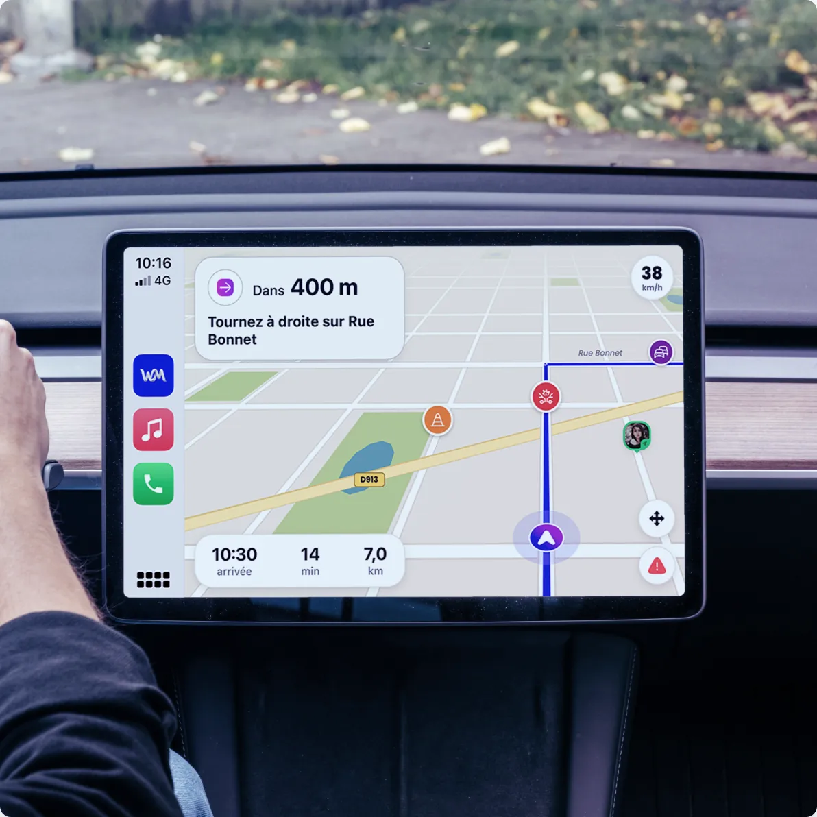 WizMe sur CarPlay, guidage affiché sur l'écran central d'une voiture