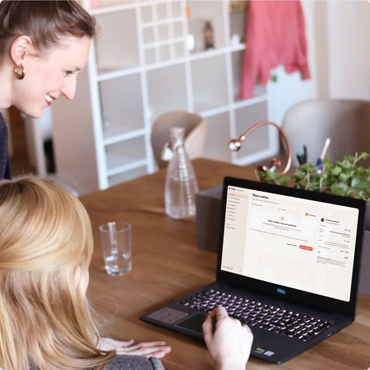 Emy, une experte et une parente consultent la plateforme sur ordinateur